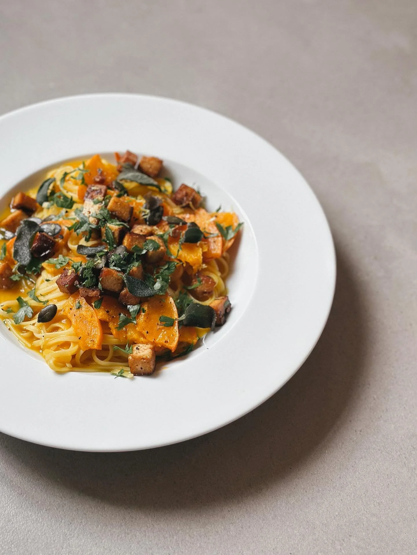Unser Mittagstisch diese Woche:
Linguine mit K&uuml;rbis, R&auml;uchertofu und Salbei (vegan) 😋