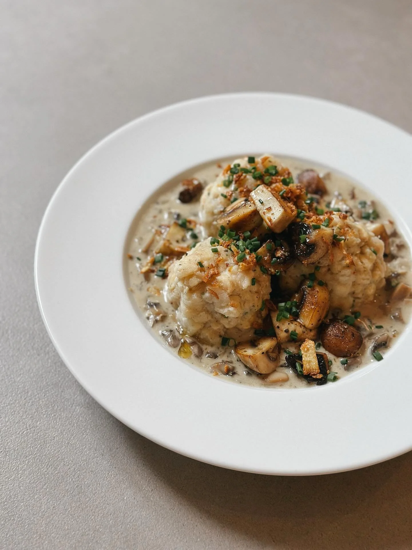 Unser Mittagstisch f&uuml;r diese Woche: 

Hausgemachte Semmelkn&ouml;del mit Champignonrahmsosse 😋