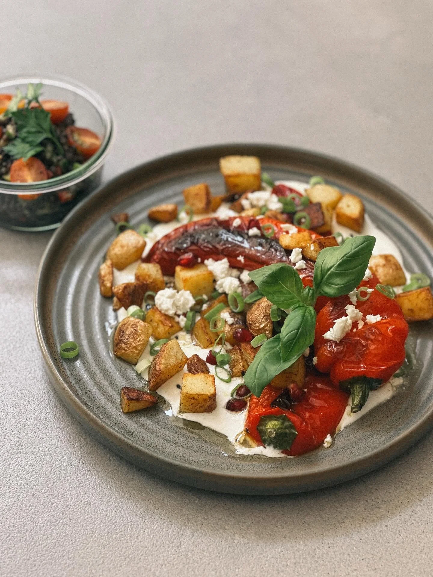 Unser Mittagstisch diese Woche: Spitzpaprika mit buntem Linsensalat, Fetacreme und gebratenen Kartoffelw&uuml;rfeln