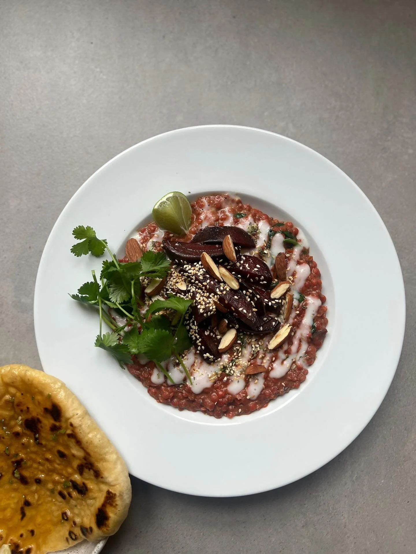 Unser Mittagstisch diese Woche: 
Linsen Dal mit Roter Bete und Knoblauch-Naan (vegan, *Mandeln, *Sesam)