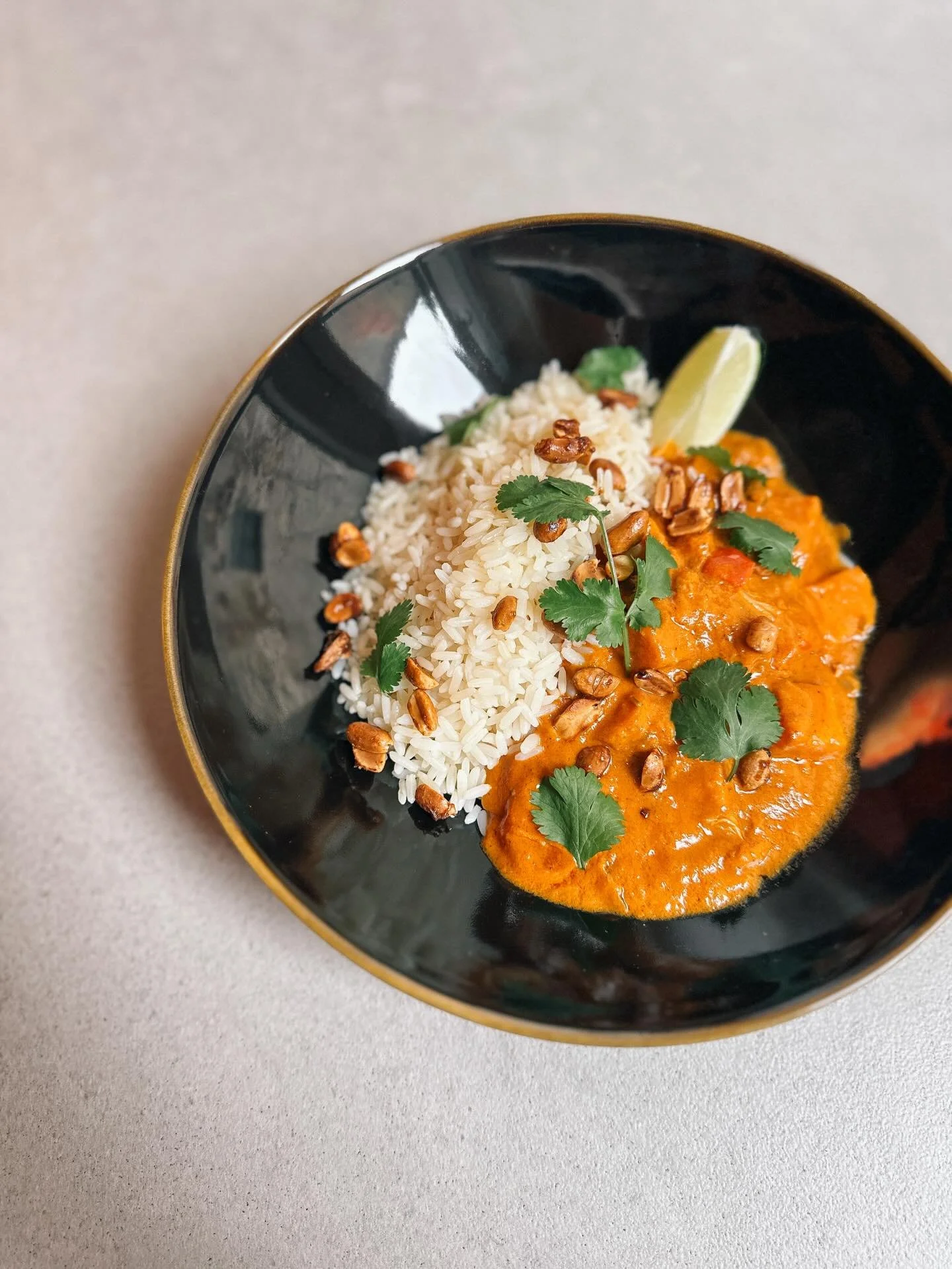 Unser Mittagstisch diese Woche:
Afrikanisches Erdnuss Curry mit Reis (vegan) 11&euro;