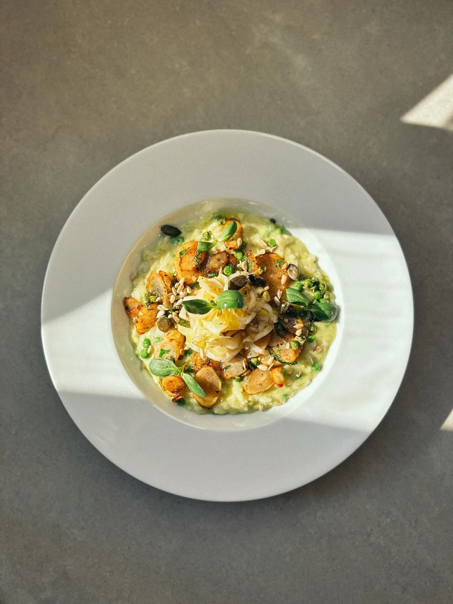 Unser Mittagstisch diese Woche:
Erbsenrisotto mit gebratenen Schwarzwurzeln und Chicor&eacute;e