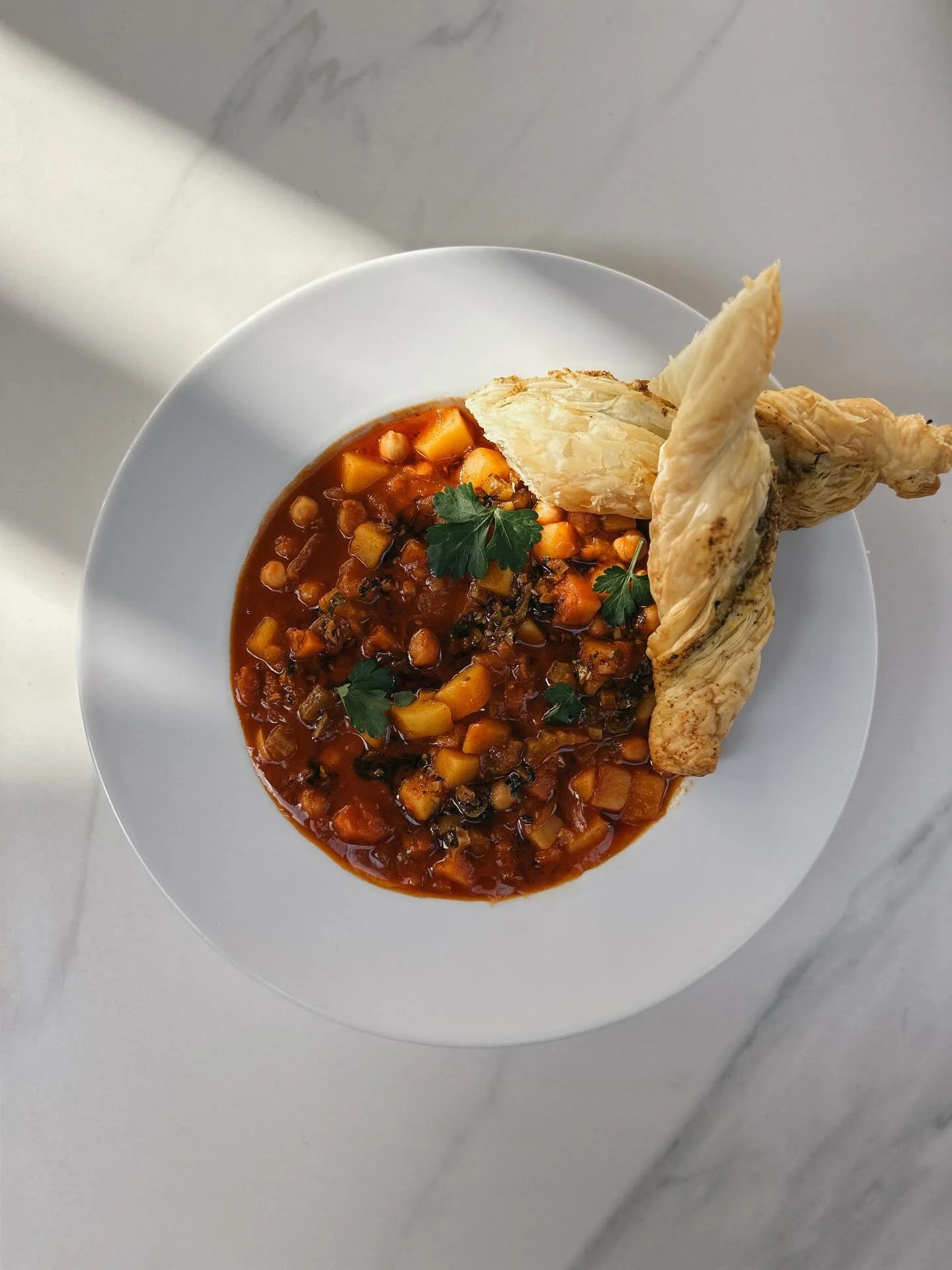 Heute nochmal Mittagstisch:
Marokkanische Kichererbsensuppe mit Salzzitronen &amp; Bl&auml;tterteigstange mit Minzpesto 10&euro;