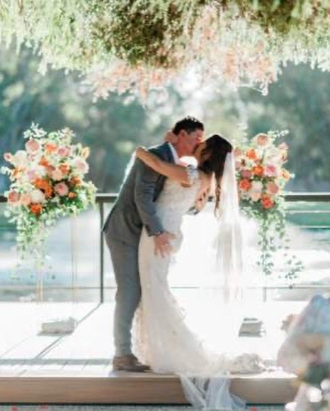 Matt and Kimberly 💕
Beautiful photos from @chongleephotography 

@themallardduck_ 
@weddingsandeventsunlimited 
@craftedeventswa 
@robyns_creative_cakes 

Beautiful Autumnal colours 🌺

Flowers. It&rsquo;s what we do 🌷