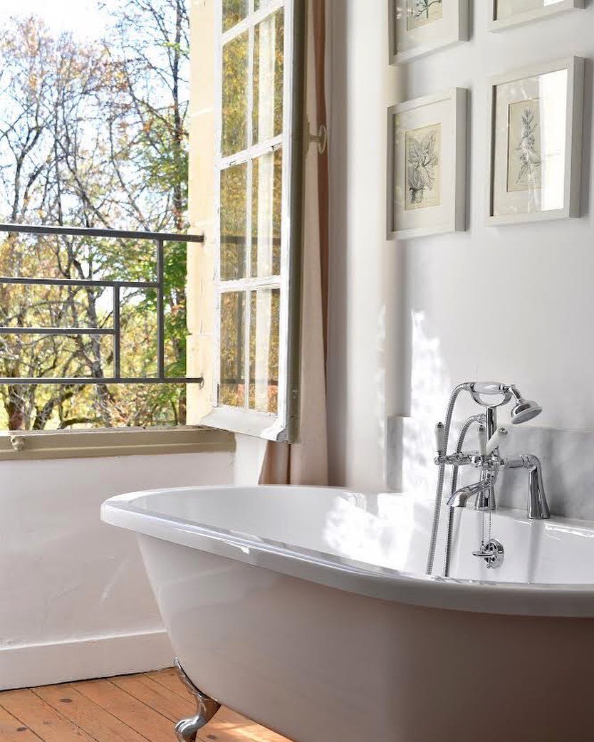 Each suite features a roll top bath, many positioned by the windows so you can enjoy the leafy views ! #manoirdeplaisance