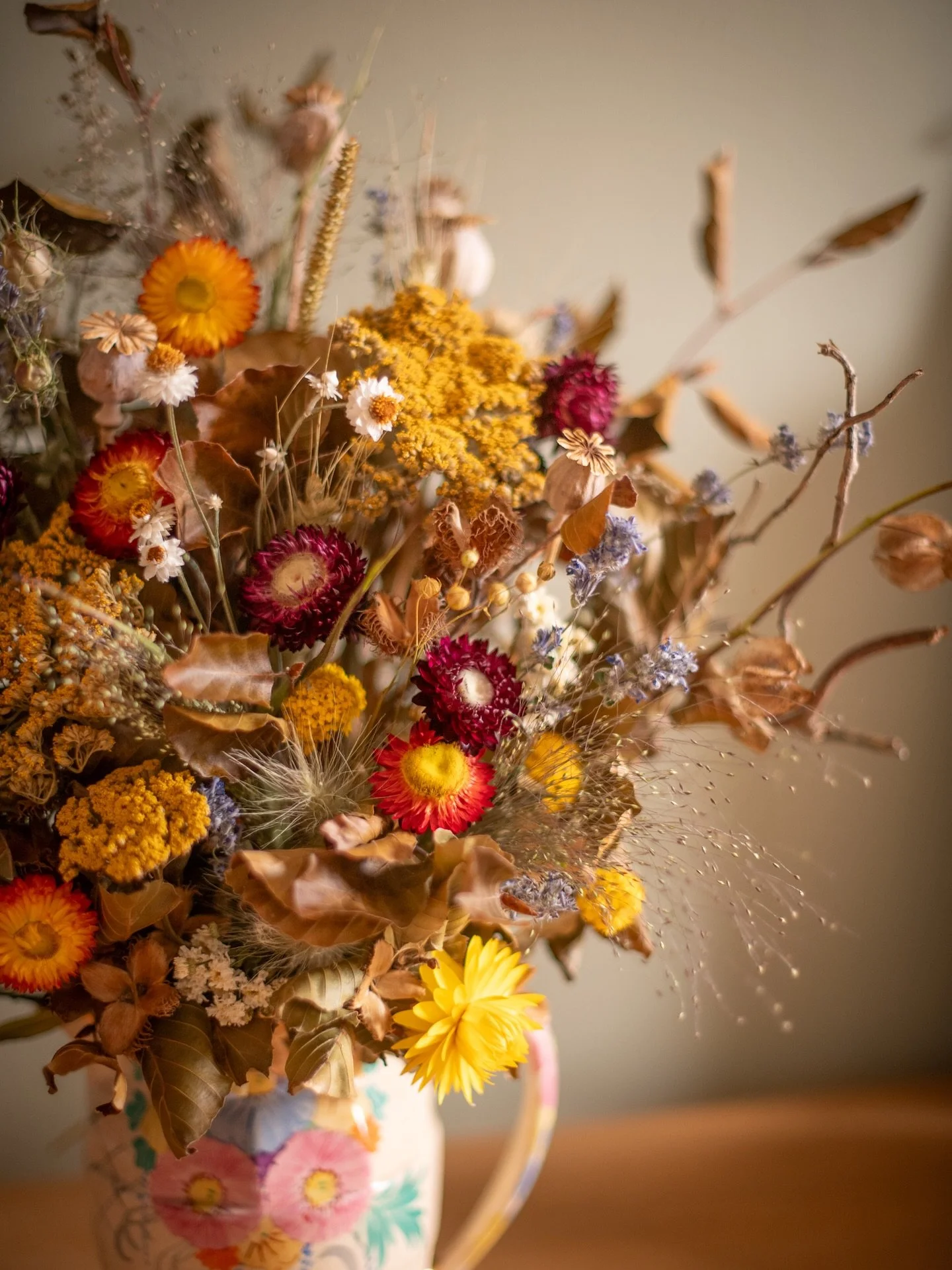 Autumn loveliness 🍂 I know it&rsquo;s been a bit of a theme in my posts lately, but it&rsquo;s definitely a season people want to incorporate into their homes, and events which is so lovely I think.
.
This larger arrangement was intended as a centre