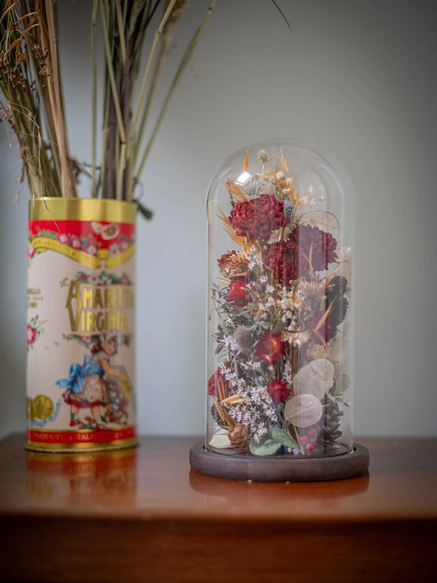 Glass dome dried flower arrangement with a little festive feel ❤️✨
.
.
.
.
.
.
#preservedflowers #victorianaesthetic #cloche #belljarflowers #belljarart #glassdomeflowers #naturalchristmasdecor #uniquechristmas