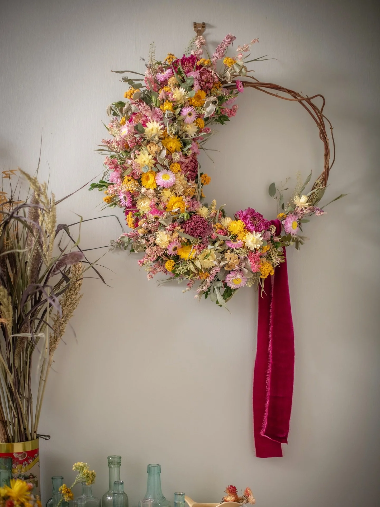 A joyful &lsquo;definitely not Christmas&rsquo; wreath for you today.  Nope, nothing remotely festive here- this one made in pinks, and yellows with a raspberry silk velvet ribbon to die for (by the wonderful @little_acorn_silks ).
.
Made to take pri