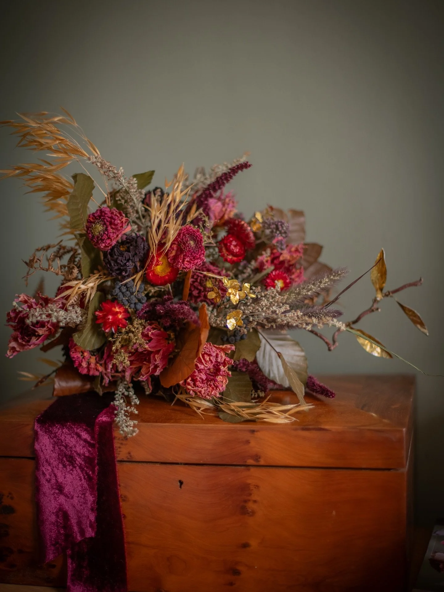 Bridal bouquet and matching hair comb for Hannah. Congratulations on your wedding this weekend! ❤️🤍
.
Definitely not your average dried flower bouquet. This one is a sumptuous, rich mix of reds, pinks, browns and &hellip; can you spot a little gold?