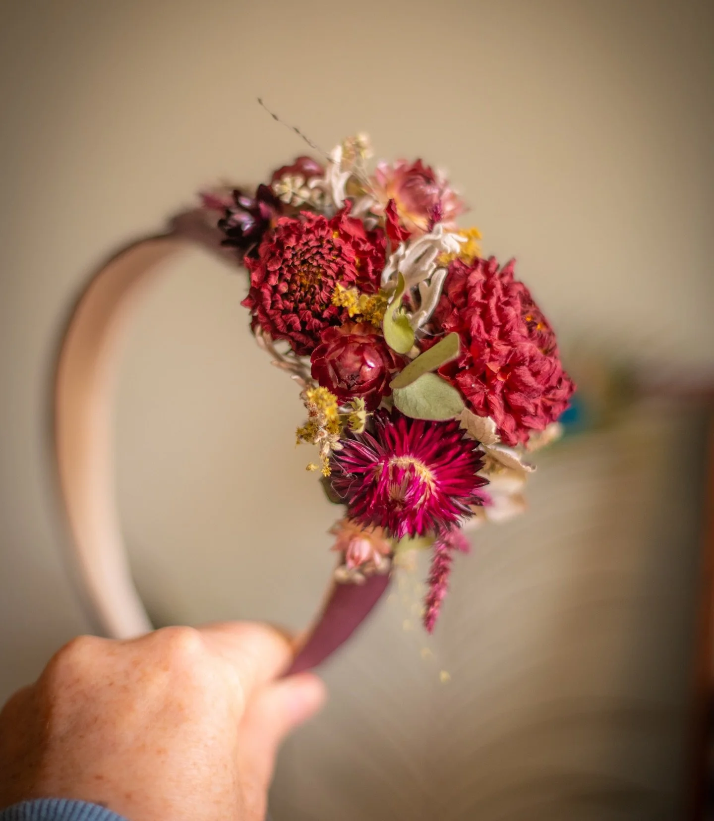 I made a headband in this style for Angela to wear to her  daughter&rsquo;s wedding in the summer, and now here is another for her to wear to her son&rsquo;s November wedding! 
.
This style of headband, with some bigger flowers, really suits Angela&r