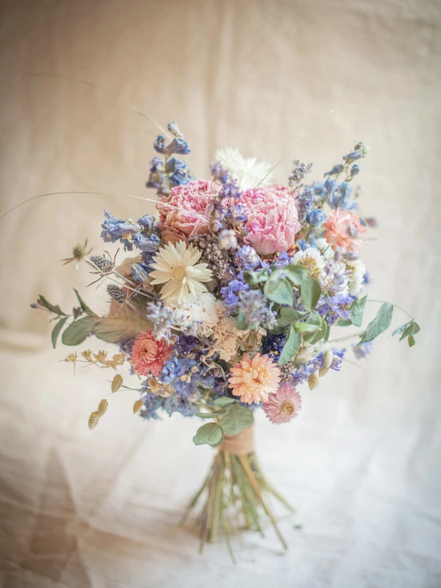 Wishing many congratulations to Gigi &amp; Reno who married last weekend 🥂 
.
I absolutely loved creating this set of flowers! All in pretty  shades of Reno &amp; Gigi&rsquo;s favourite colours, and which complement to very atmospheric venue in the 
