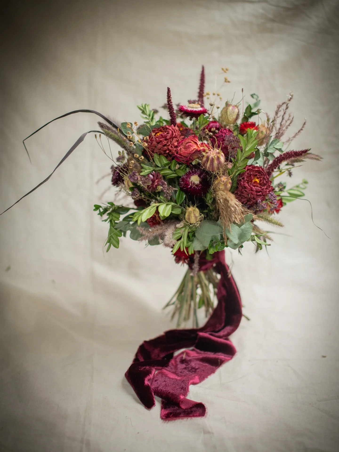 Congratulations to the newly-wed Whitings! ❤️ 
This is Molly&rsquo;s bouquet in many shades of red, vibrant greens, lots and lots of wonderful textures, plus this delicious silk velvet ribbon from @silkandpurl which is a whole extra element to swoon 