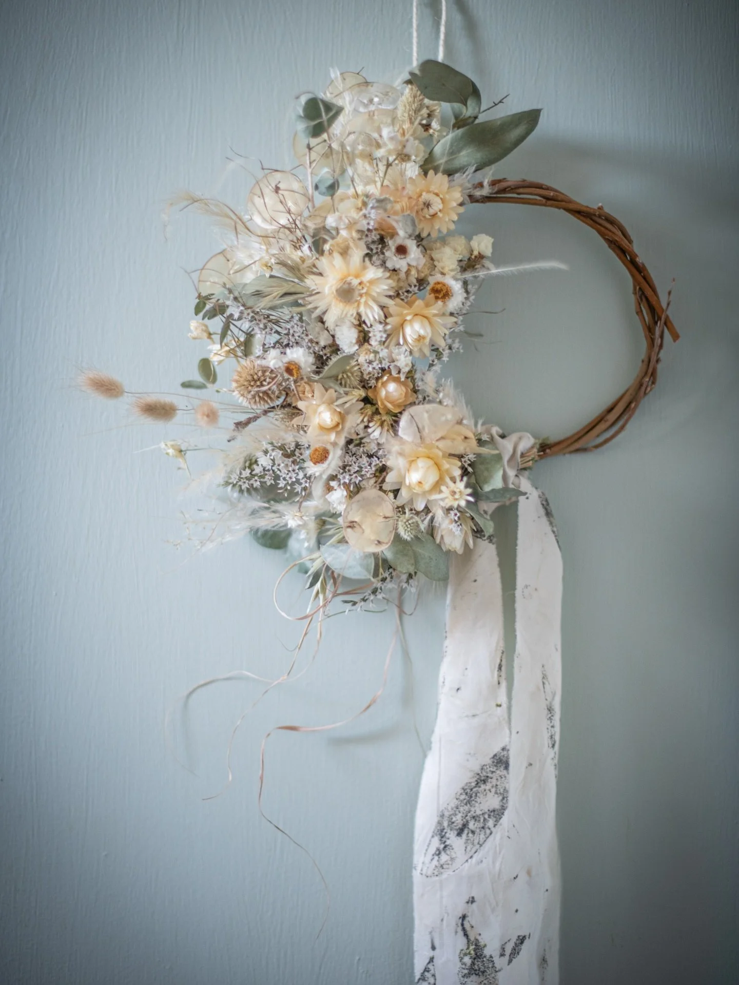 This little dried flower wreath is on display and available to buy from @geocafeuk in Caversham, along with two others I&rsquo;ll share soon.  10% of proceeds from the sale of these goes to @launchpadreading , supporting people at risk of homelessnes