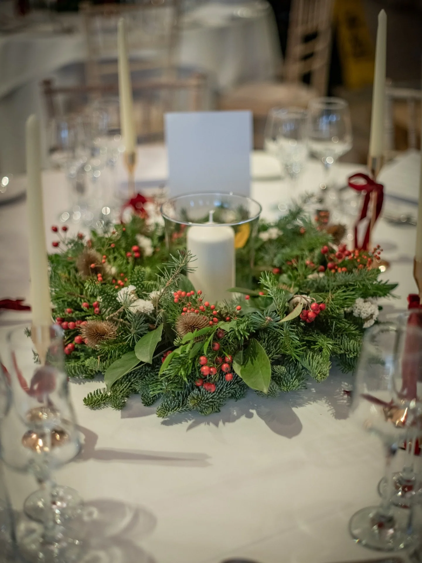What could make for a more Christmassy table centre than a wreath!? I wish I&rsquo;d been there to see everything lit up by candlelight- must have been magical! 🥰 And, yet again, they are perfect to hand to guests to continue to enjoy beyond the wed