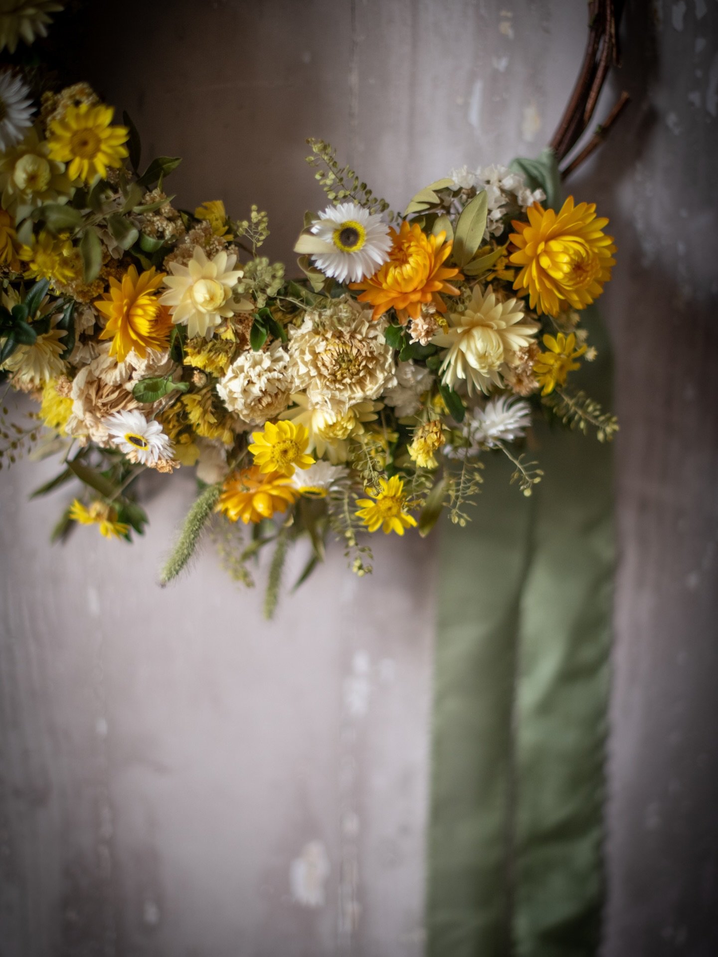 A bright sunny wreath gifted for Christmas. We deliberated over ribbon colours - definitely a decision I&rsquo;m very happy to pass on to customers- I really struggle to choose 😂 We went with green as a nice contrast to a yellow painted room. 
.
.
.