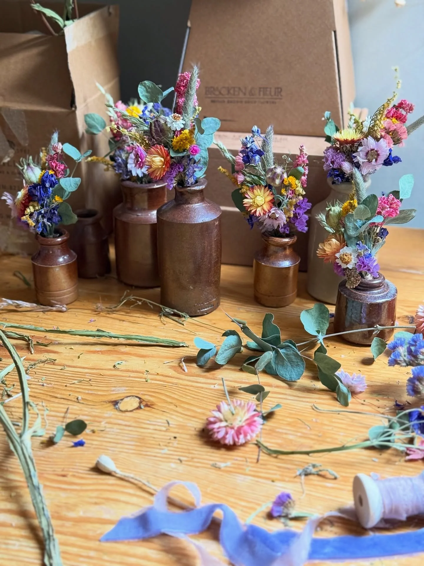A little desk snapshot as I thought these buttonholes looked very cute resting in the ink pots.  It always takes me a while to warm up to posting here in the new year 😅 it&rsquo;s a funny time January- people expect me to be quiet but it&rsquo;s not