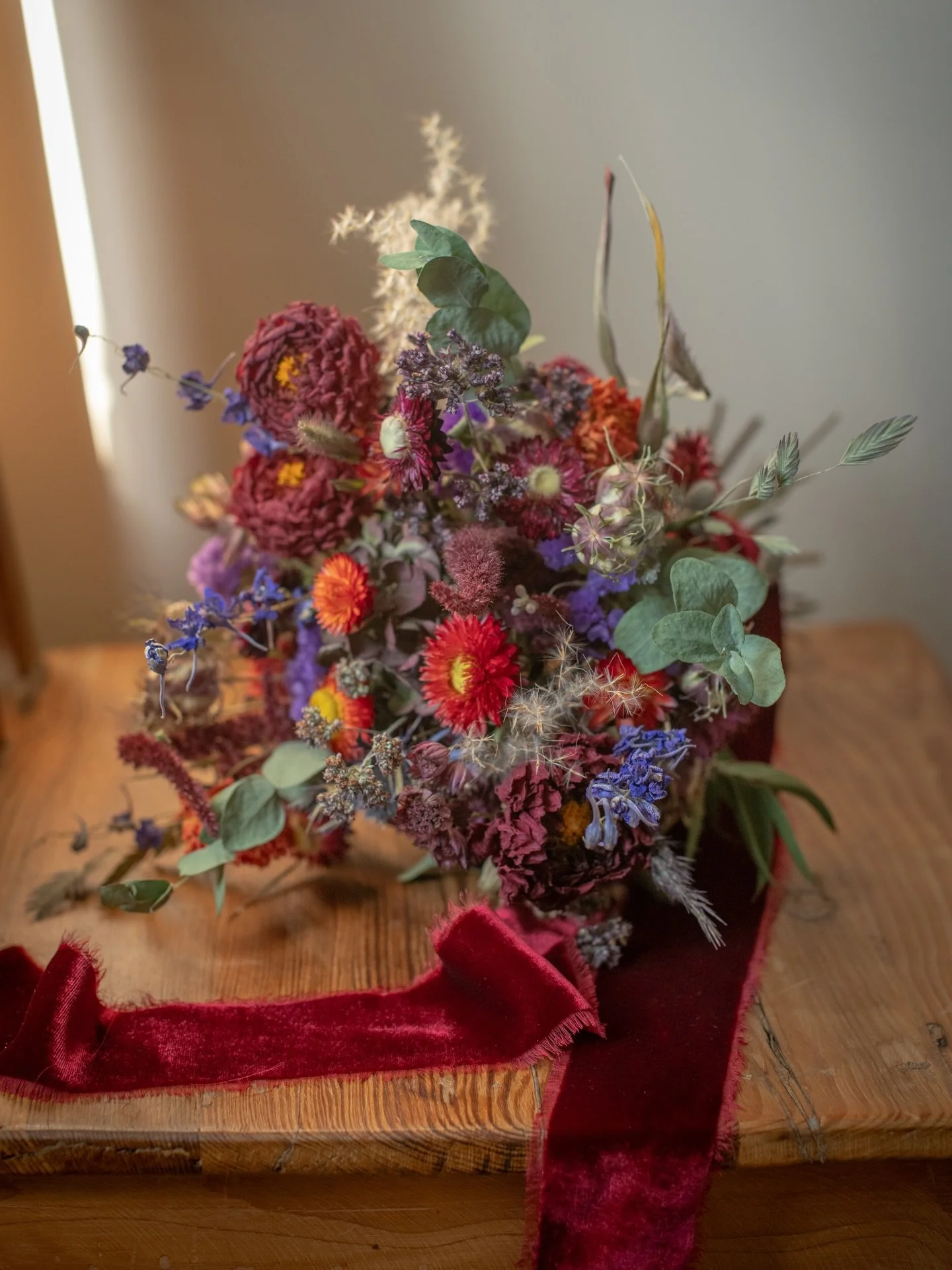 Wishing Harriet &amp; Tom many congratulations on their wedding day today 🥂
.
It was wonderful to meet H&amp;T this morning and add and the floral touches to their beautifully planned day @strattoncourtbarn.  Here is Harriet&rsquo;s bouquet of  colo