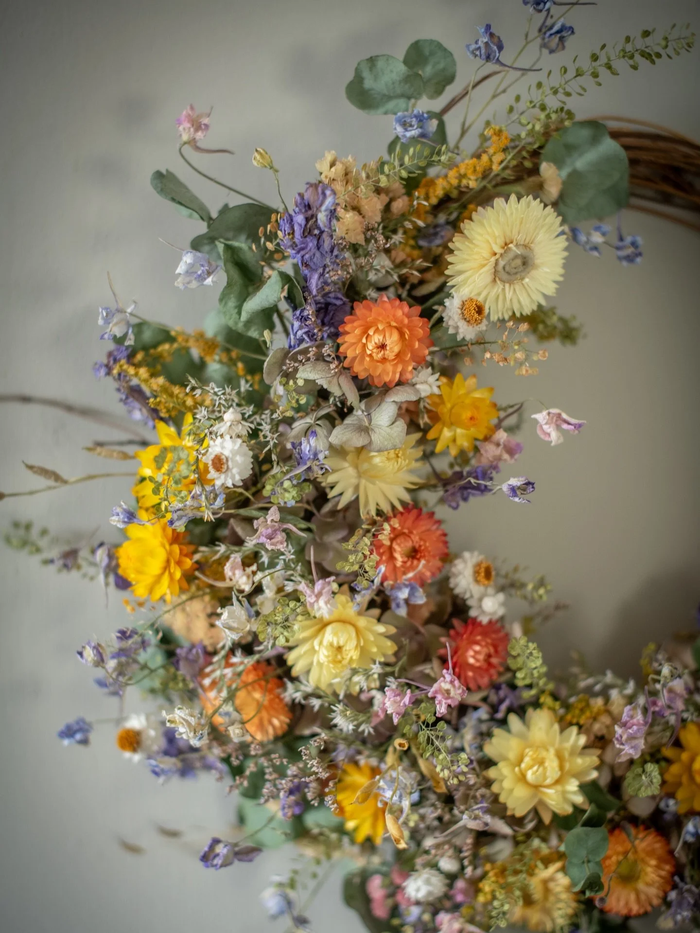 The first wreath of the year is a light, bright pretty one with a zingy pop from its orange ribbon 🍑
.
.
.
.
.
Dried flower wreath from all-natural, British grown flowers | pretty, long-lasting wall decor!
.
.
#driedflowerwreath #naturaldecor #sprin