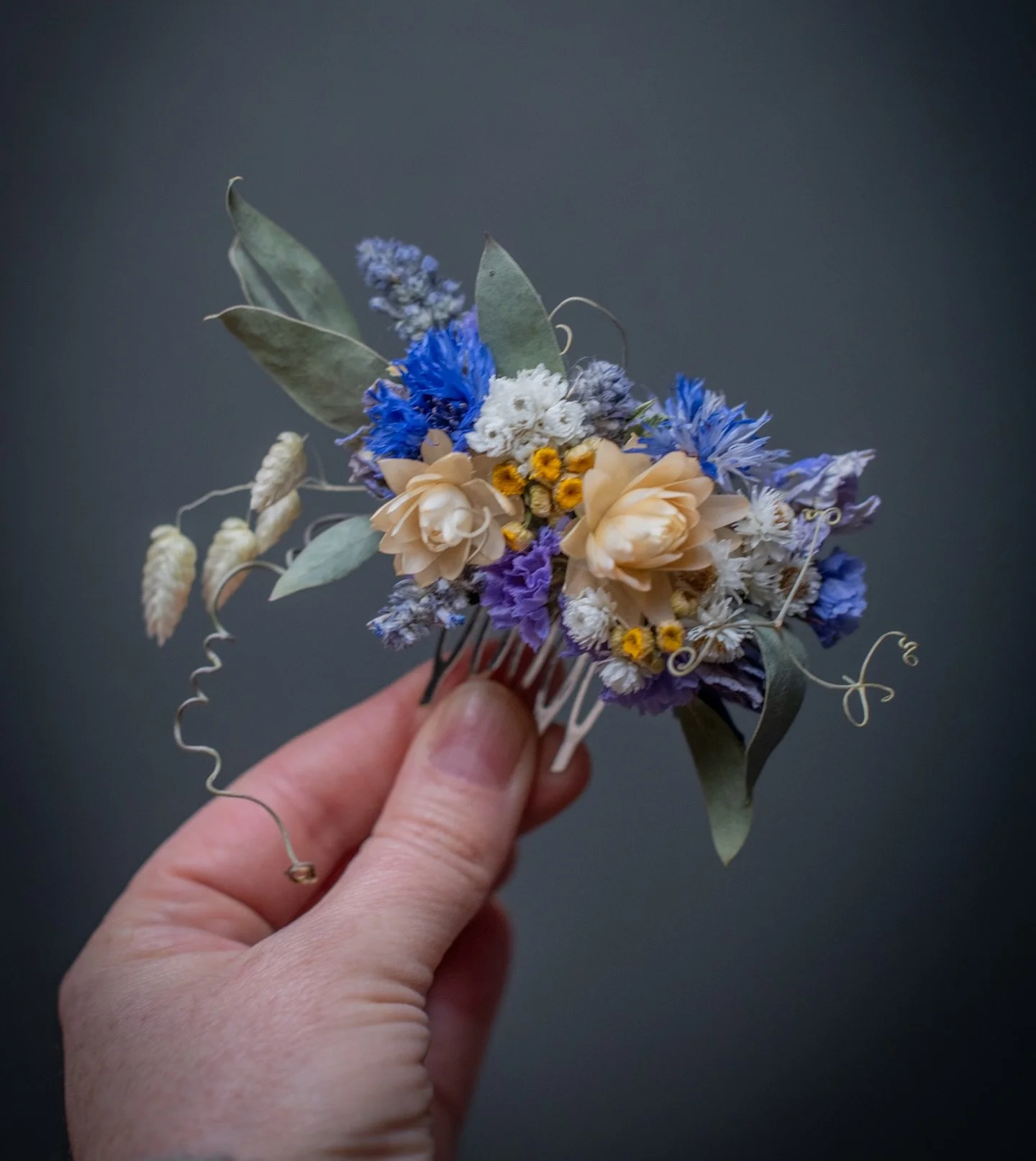 A little tendril or two and some dangly quaking grasses add a quirky touch I just love! A pretty, small hair comb for a summer wedding that embraces the wild and wonderful!
.
.
.
Bridal hair pieces in bespoke designs from British grown dried flowers 