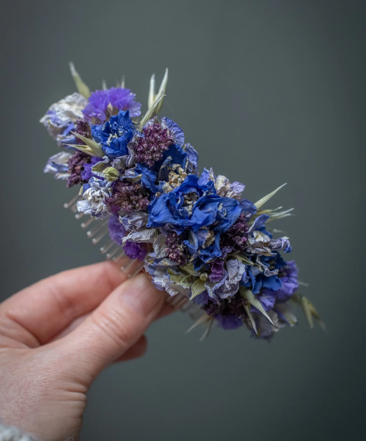 Quite different colours in this comb, again picked to match an outfit. I adore the blues from dried delphiniums- so vibrant and they don&rsquo;t fade 💙
.
.
.
.
A dried flower hair comb in blues and purples | bespoke floral hair pieces for weddings, 