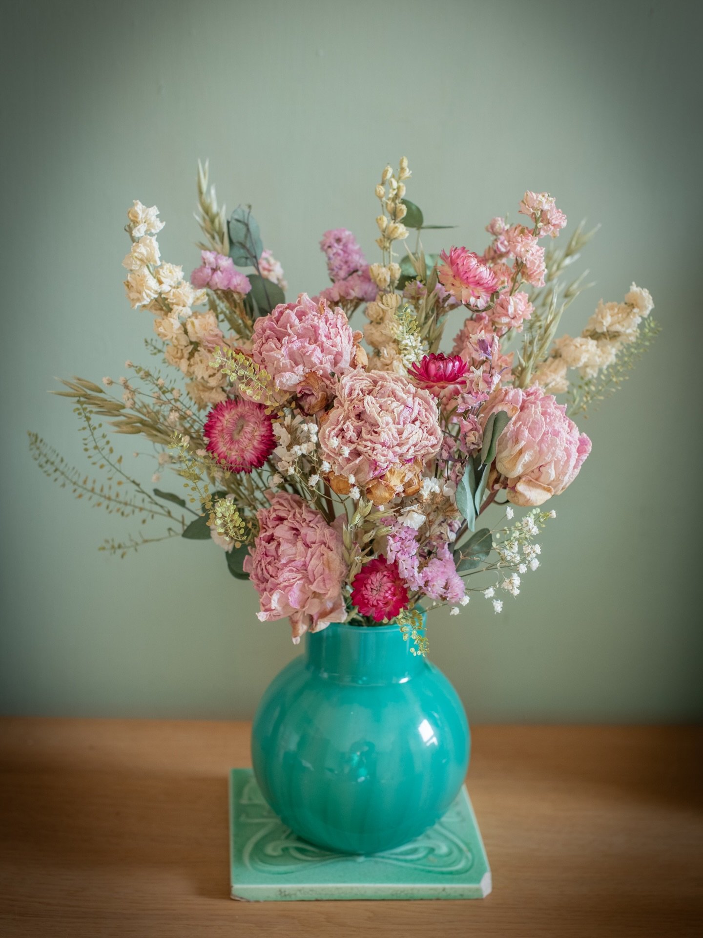 A new piece in the website shop - I&rsquo;m calling it jade vase with peonies and cream 🤍🌸💚 pink and green - always a lovely pairing!
.
I&rsquo;ve had these vases a while - they&rsquo;re a lovely weighty opaque glass- most gift worthy!  Filled wit