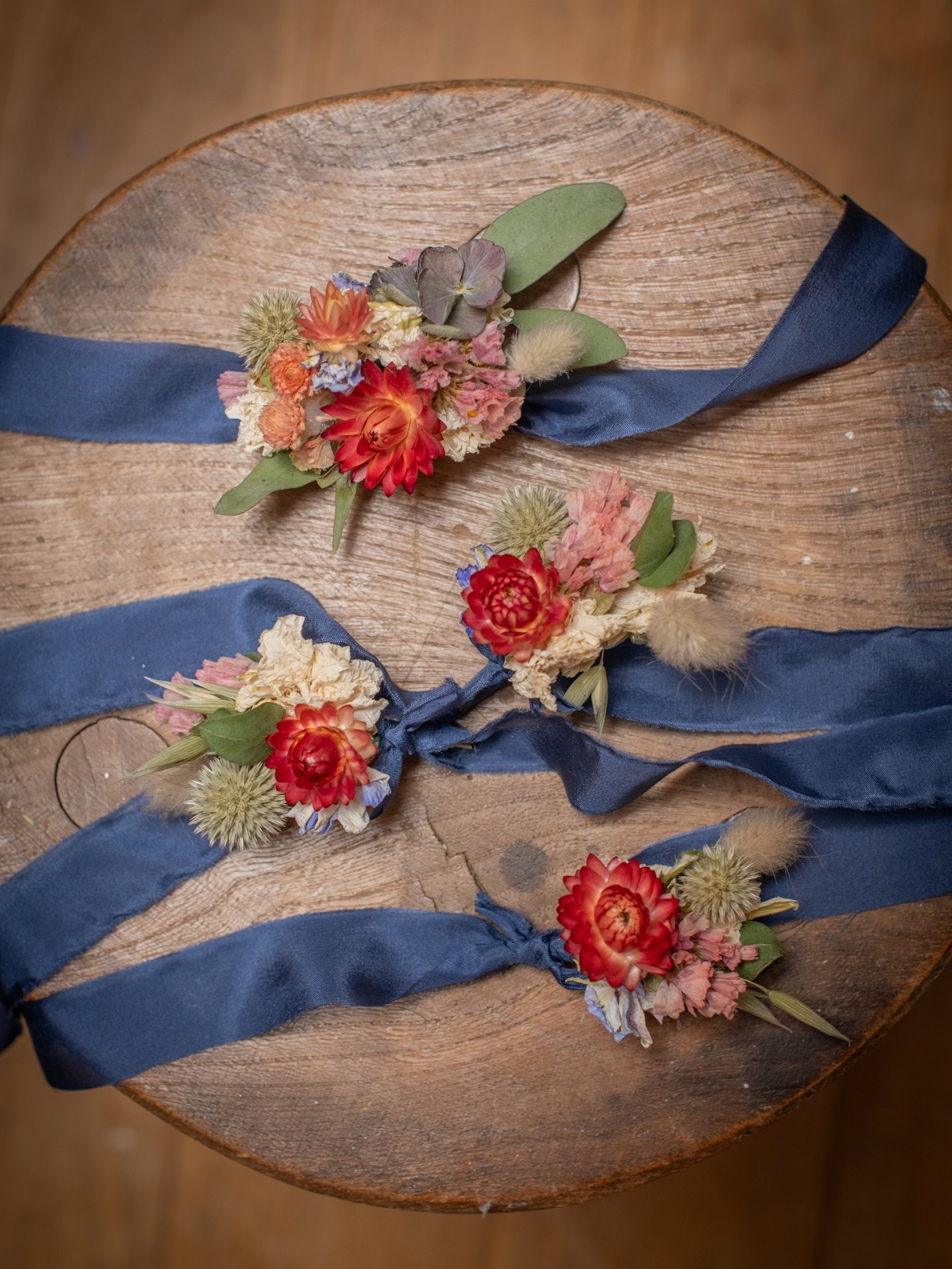 Accessories for a family wedding party.  My lovely customer had made her own dried flower bouquet, and these buttonholes and corsages were designed to complement it.  I made the wrist corsages in two sizes- one larger and three little ones ☺️ 
.
.
.
