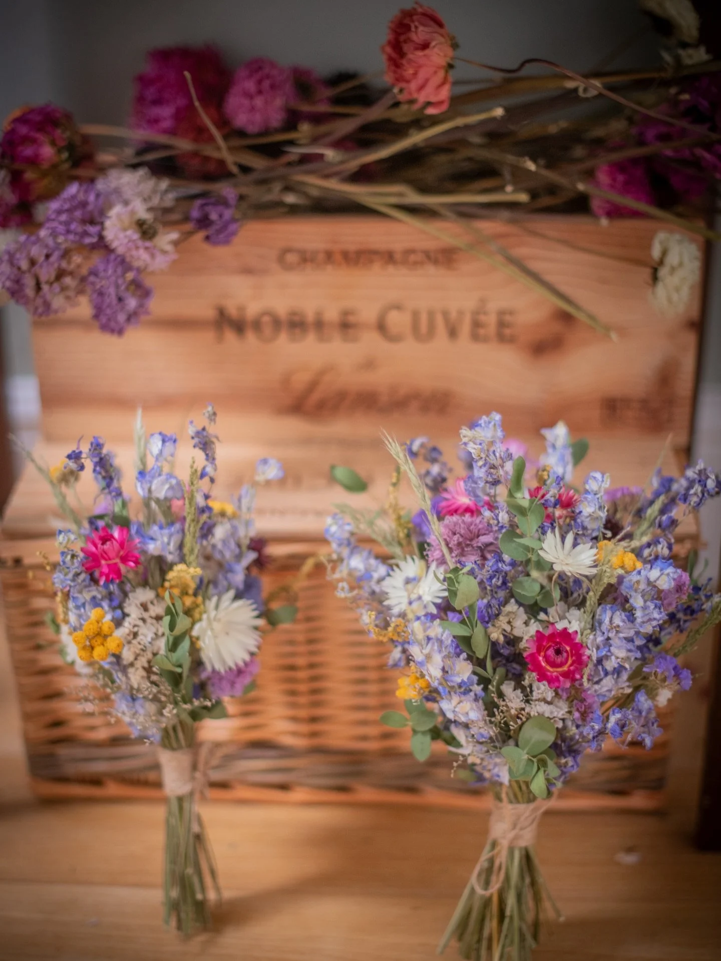 Pretty spring colours for Katie 💐
.
Posies, buttonhole and a headband using lots of pretty, small dried flowers with plenty of daisy shapes for a colourful wildflower feel.  Katie&rsquo;s headband was made to measure - always an option if you want i