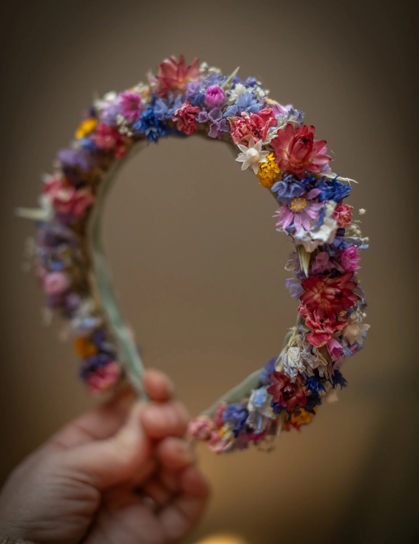Lots of hair pieces on the go at the moment. A little selection here -  all different and every one is my favourite 😂
.
.
.
Bespoke dried flower hair pieces | bridal hair pieces | flower crown headband hair comb pins - all made in custom colours 💐
