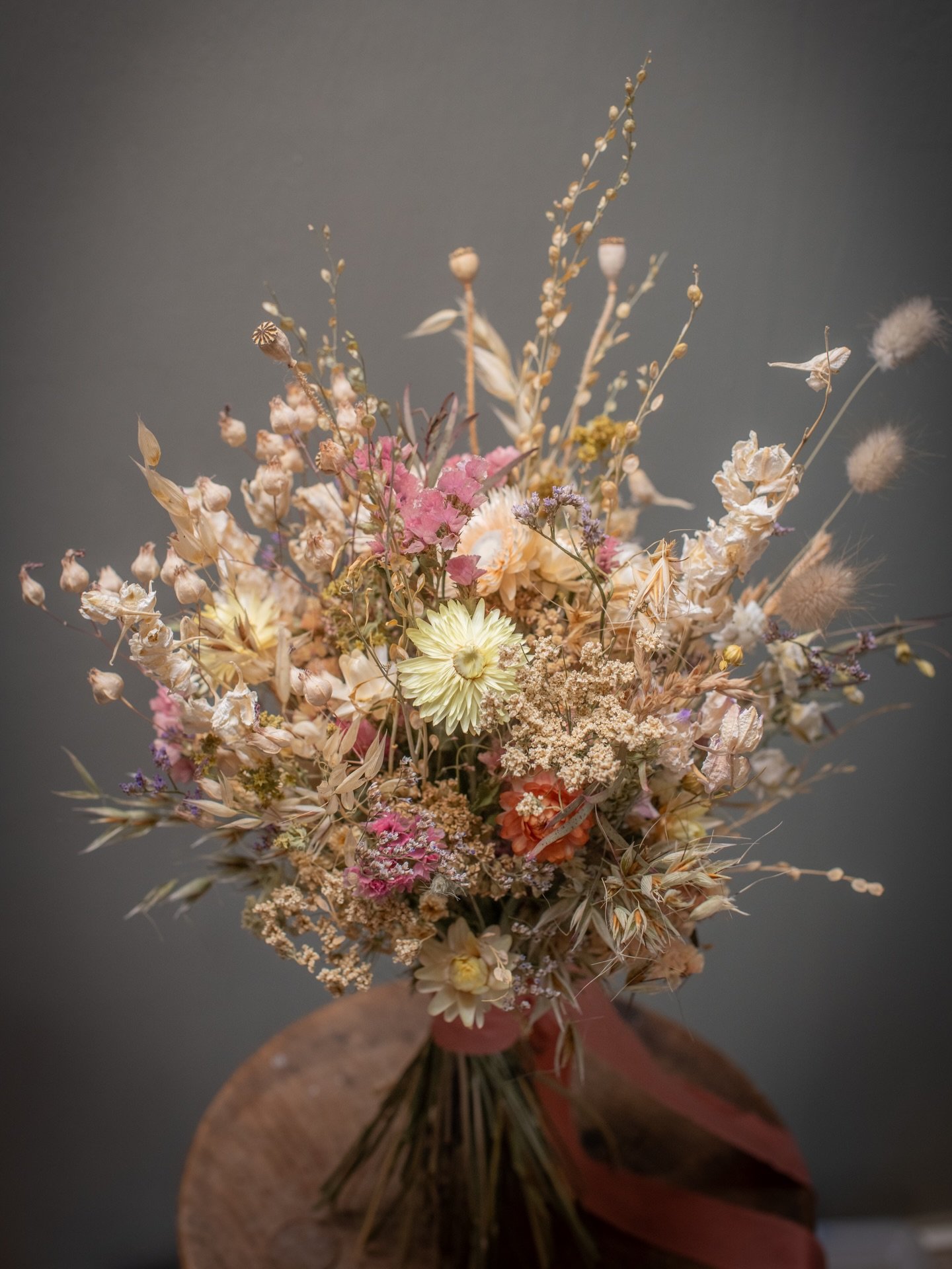 For an April wedding in the highlands 🤍
I enjoyed lots of idea sharing back and forth to get just the feel my bride was after- the feel of a wild grassland, with touches of warm colour; simple rustic buttonholes and a little something for their four
