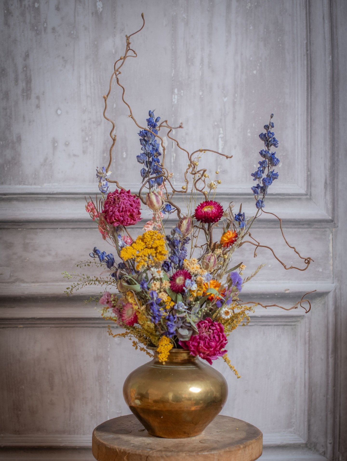 A selection of the pieces I created for Beth &amp; Chris&rsquo;s wedding decor.  All gorgeous vibrant colours- all totally natural 🥰
.
First up this focal arrangement in a vintage brass vase. Beth spotted another arrangement of made a long time ago 