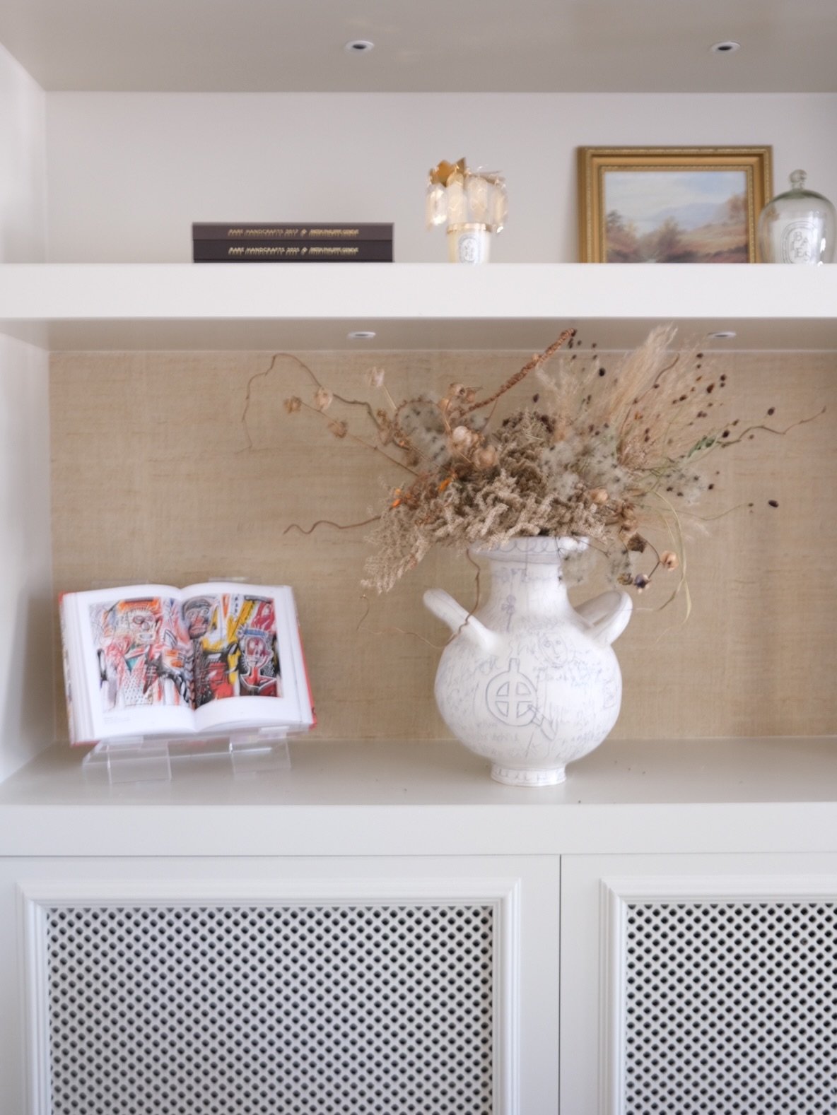 I recently had the pleasure of spending the day in a beautiful house developed for sale by my customer, filling their fabulous vases with dried flowers, grasses, branches - the lot! And leaving a trail of crunchy bits behind me 😬 I also got to see t