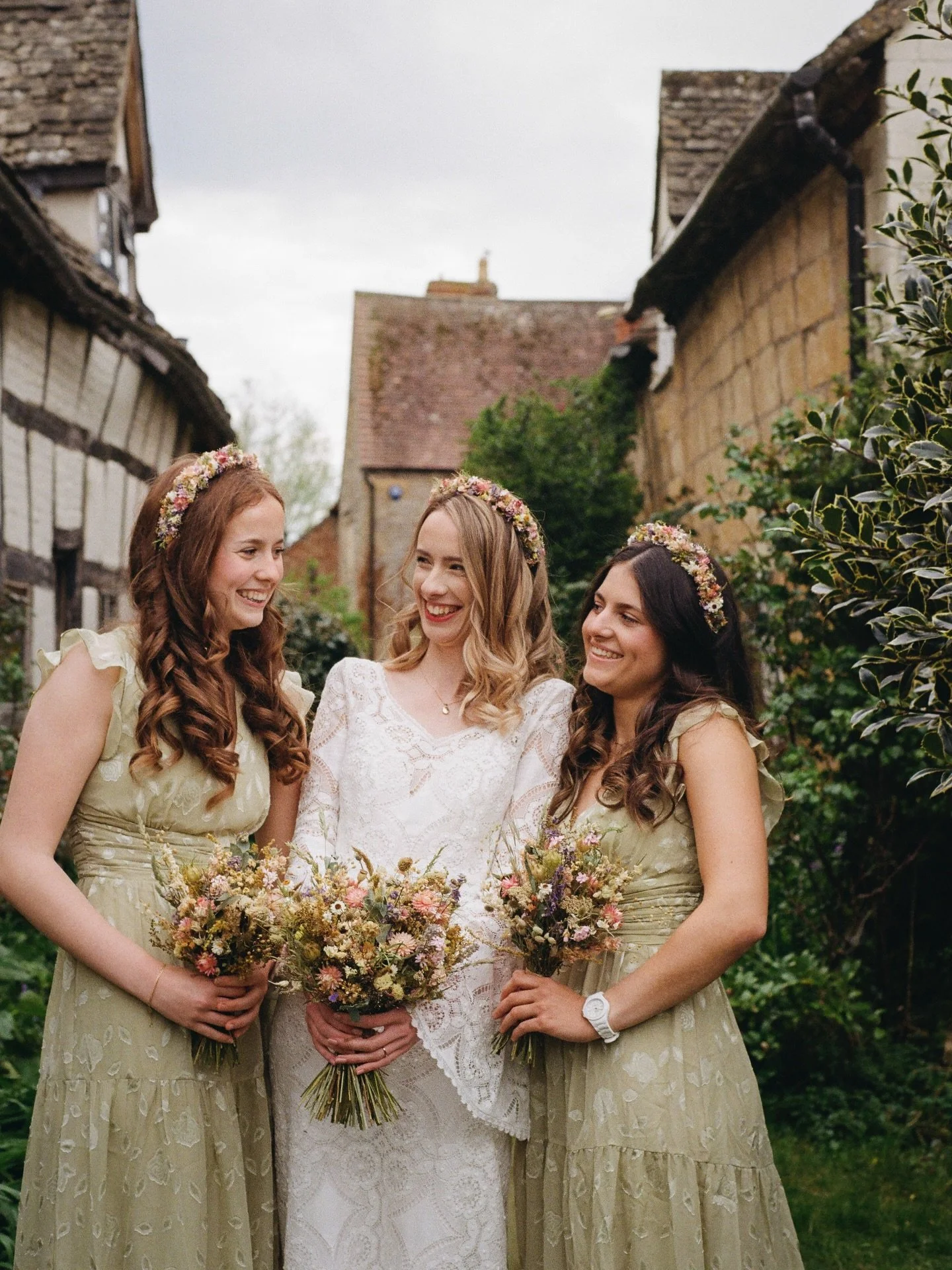 Looking back on flowers from last year&rsquo;s April couples 🥰. Happy first anniversary to you all! 💐 🥂 
.
@laurianne__ 📸 1-2 @bellesandconfetti 
@jennifer.elizabeth.warner 📸 3  @sabi_and_saint 
5-6 Laura 🤍
7-8 Rebecca ❤️
9-10 Emily 💛
.
.
.
.
