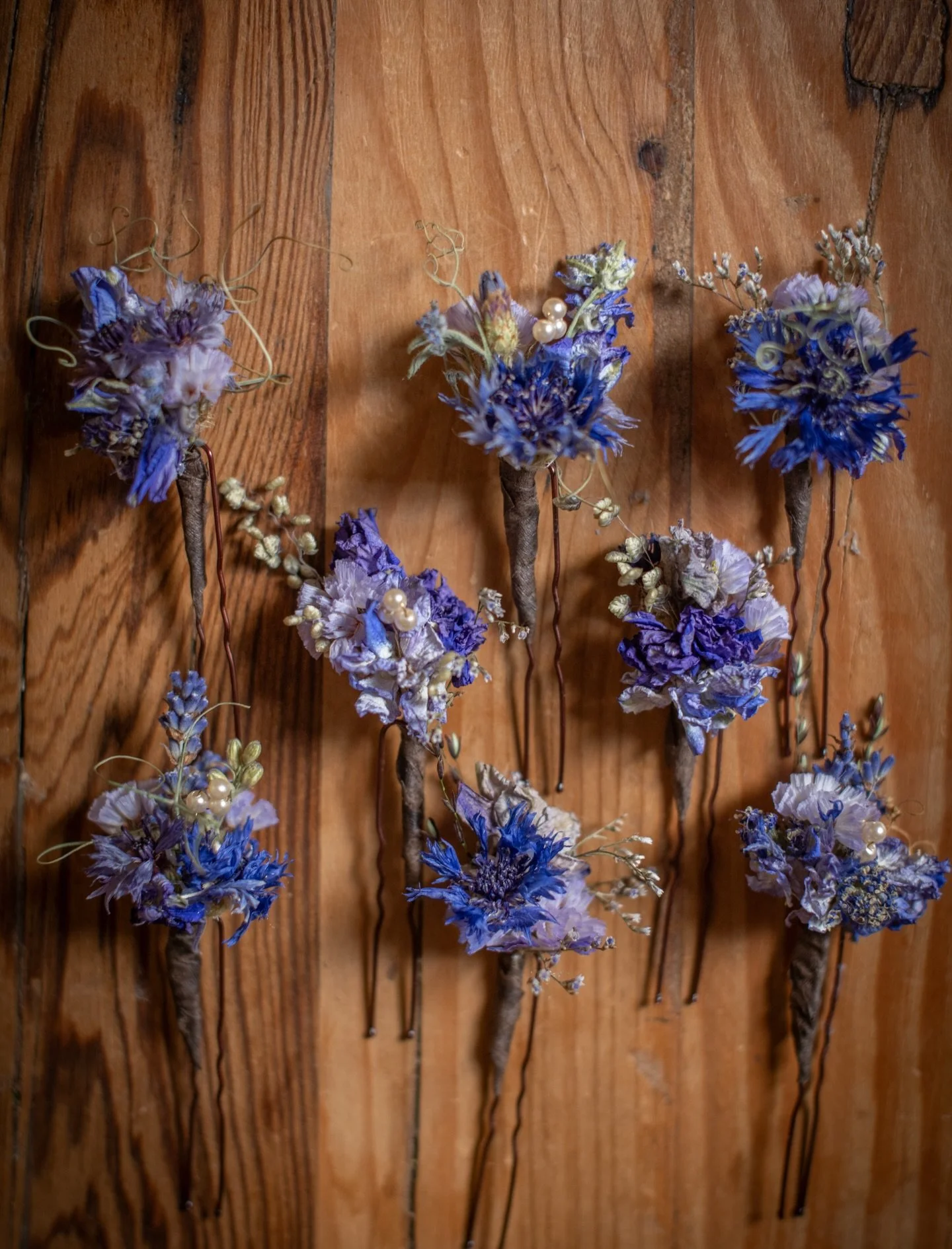 Lots of pretty hair pins in lilacs and cornflower blue. To be scattered through the bride&rsquo;s long fishtail plait 💙 Lavender added for a little scent and a few sweet pea tendrils because their quirky curls are just the best!
.
.
.
.
Dried flower