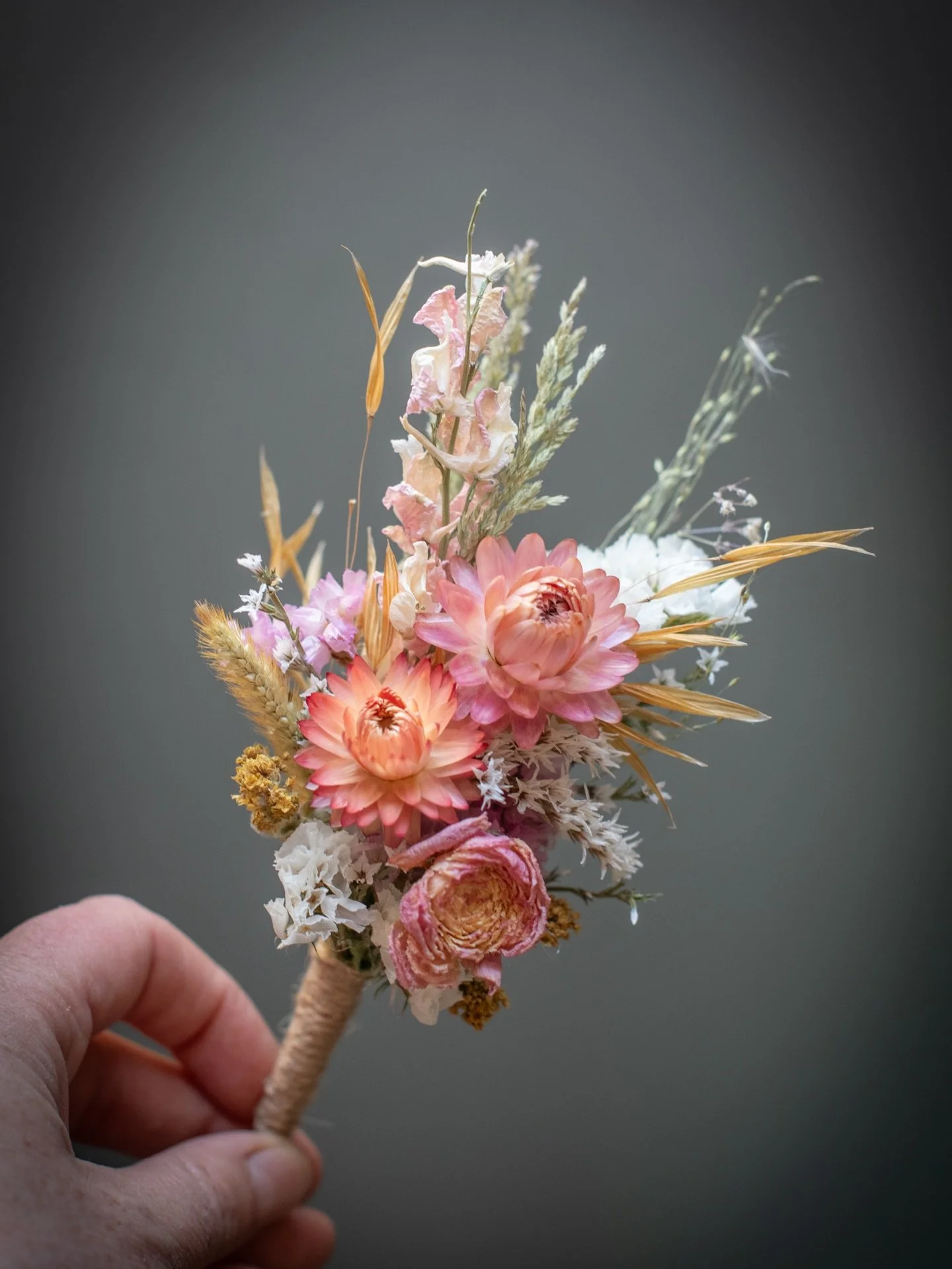 I&rsquo;m a big fan of the colours in this pretty buttonhole - headband set! Made for a couple attending a wedding soon, they match the colours of a dress with whites, peaches, pinks, a dash of green and gold. 
.
Scroll to the last picture to see how
