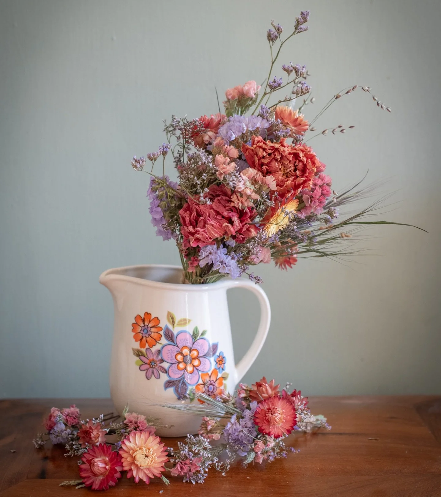 A little set of flowers for an intimate wedding.  A posy, hair pins and buttonhole - small pieces in flowers that pack a punch in lilac and corals.  They matched this vintage jug perfectly 💜🧡
.
.
I hope you&rsquo;re all having a lovely weekend and 