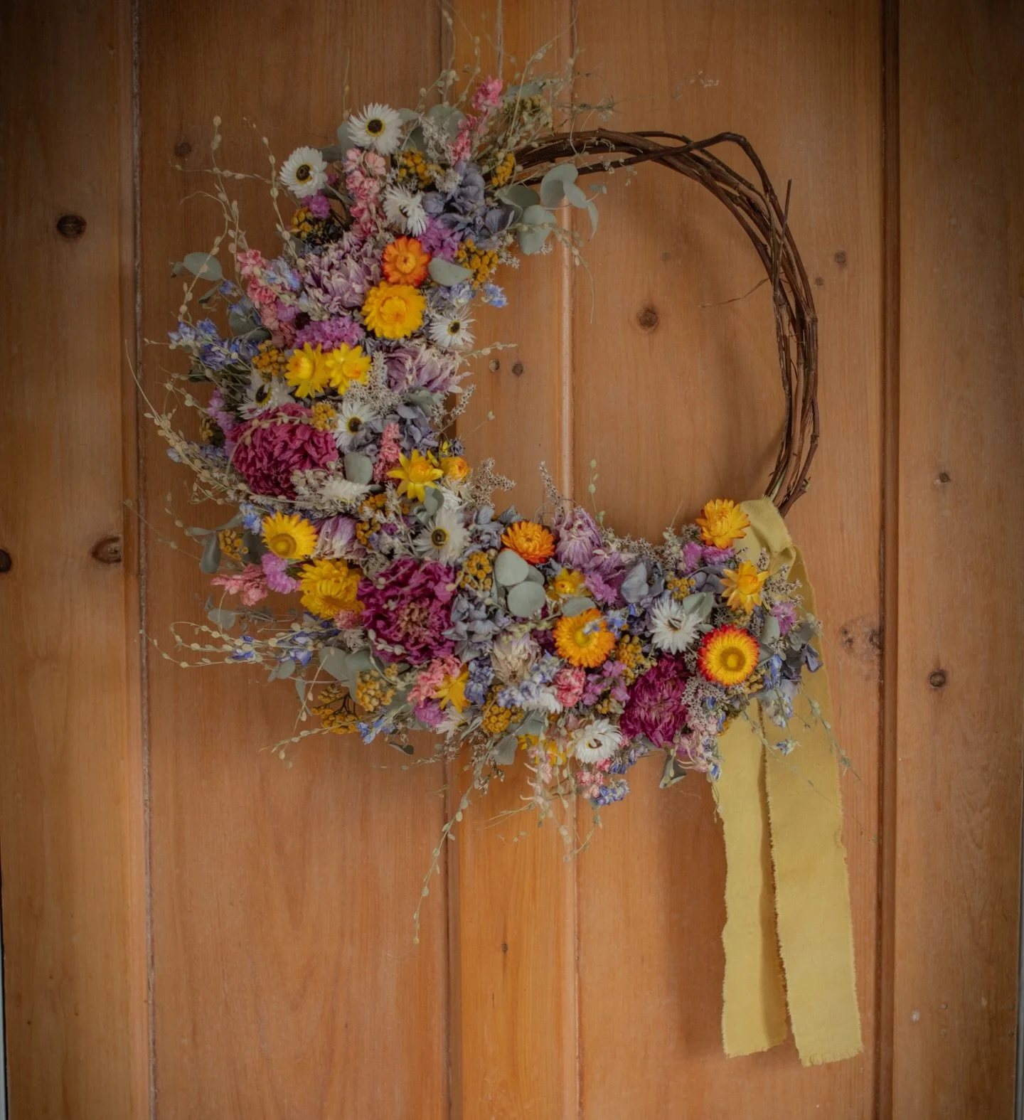 A wreath to bring summer colour indoors for a lovely customer 🥰🌈 Finished with a suitably cheery yellow cotton ribbon from @bramshill_flowers 💛
.
.
.
.
.
Colourful dried flower wreath | colourful summer interiors | sustainable natural decor | rain