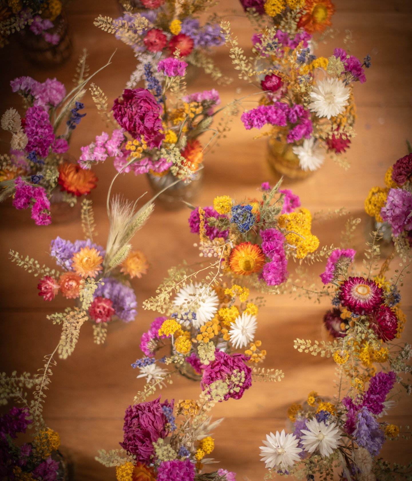 Bringing the hot bright colours of summer to the tables @thegoldenballhenley 💐 I love a good bright clash, it just enhances all the colours- I think 😁 🩷💜🧡❤️
.
.
.
.
.
Dried flower bud vase arrangements | restaurant table flowers | bespoke dried 