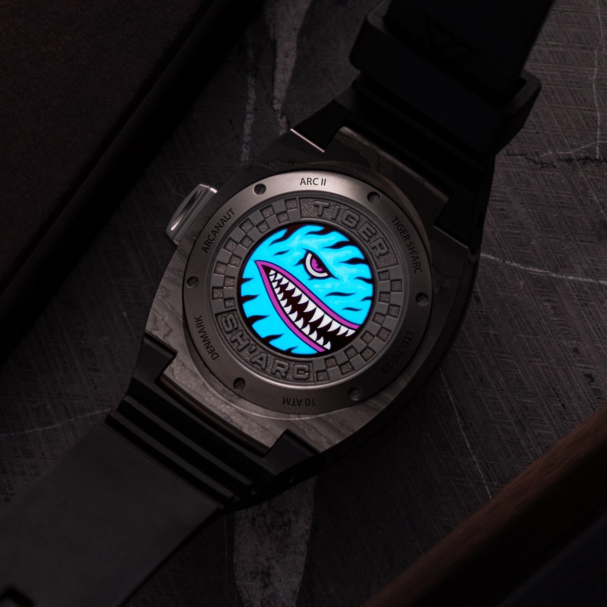 Tigersharc - case back lume.jpg