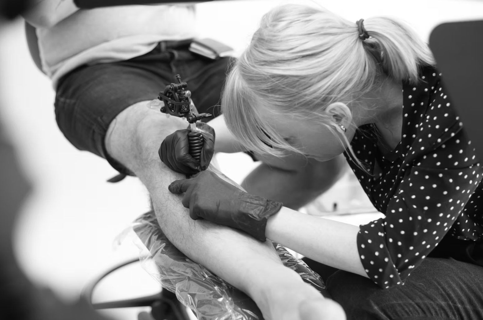 Rahel Bachem tätowiert ein Bein