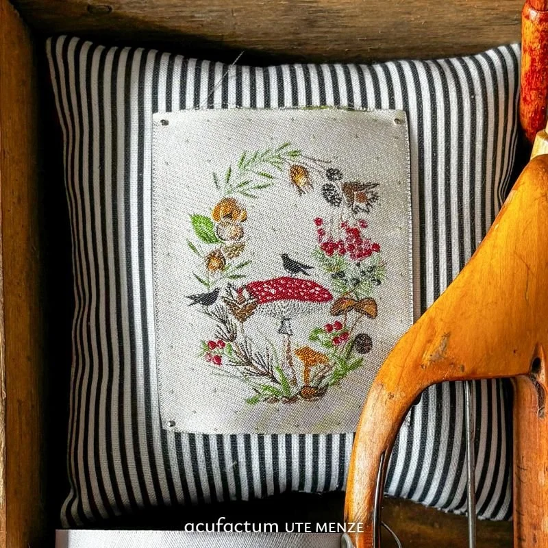 elmhirst-fabrics-mushroom-wreath-label-35441-acufactum-2.jpg