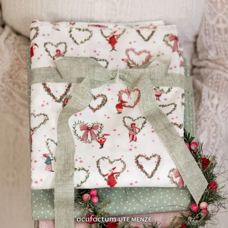 elmhirst-fabrics-christmas-hearts-3523-2047-acufactum-1.jpg