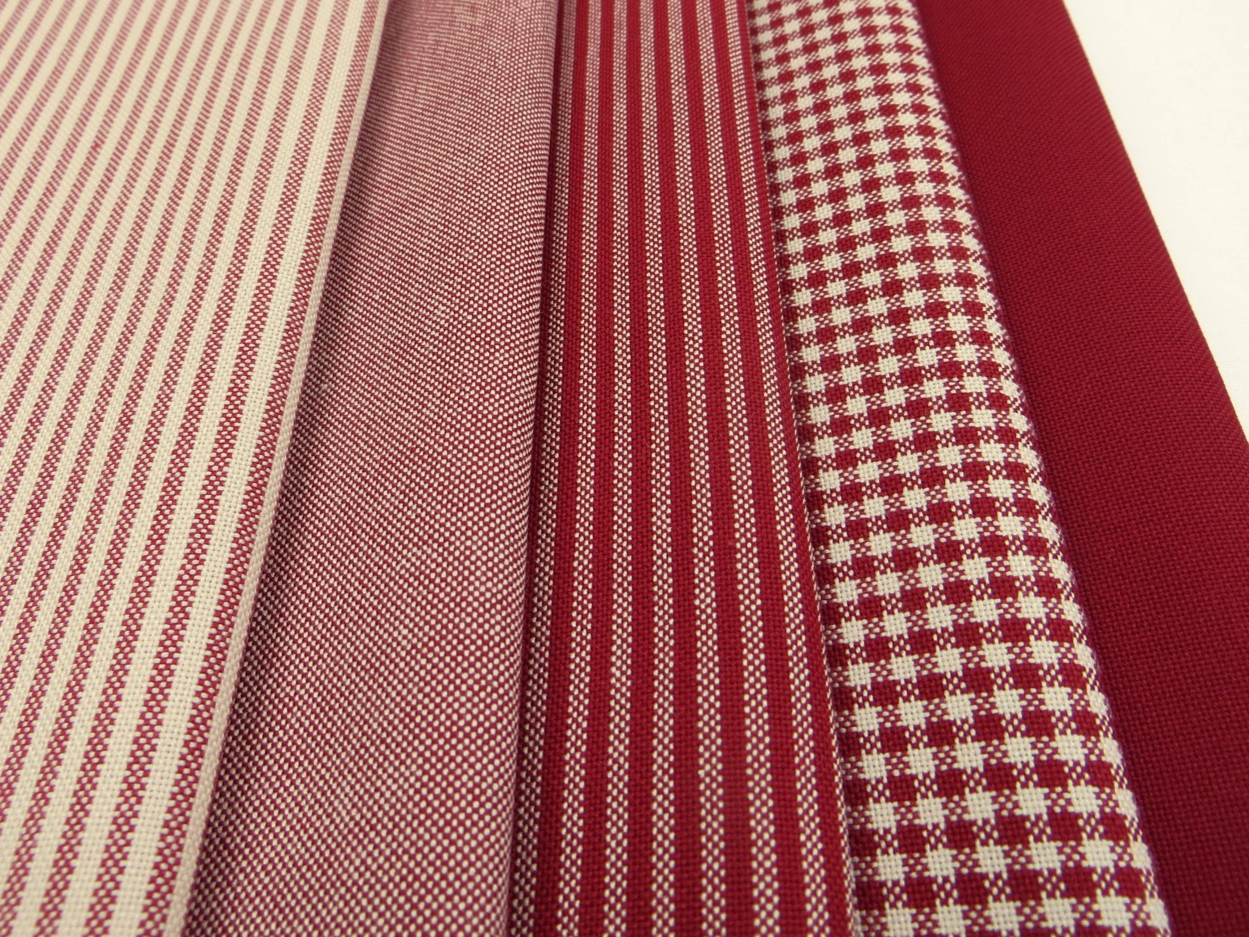 elmhirst-fabrics-deep-red-bundle-westfalenstoffe.jpg