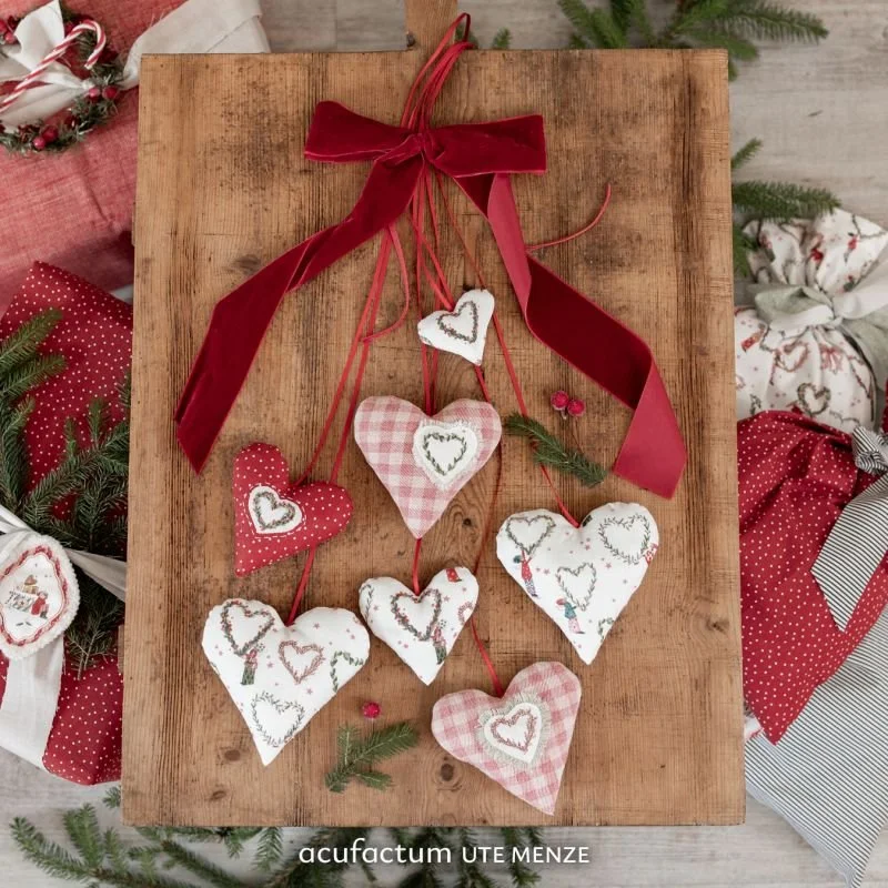 elmhirst-fabrics-christmas-hearts-3523-2047-acufactum-2.jpg