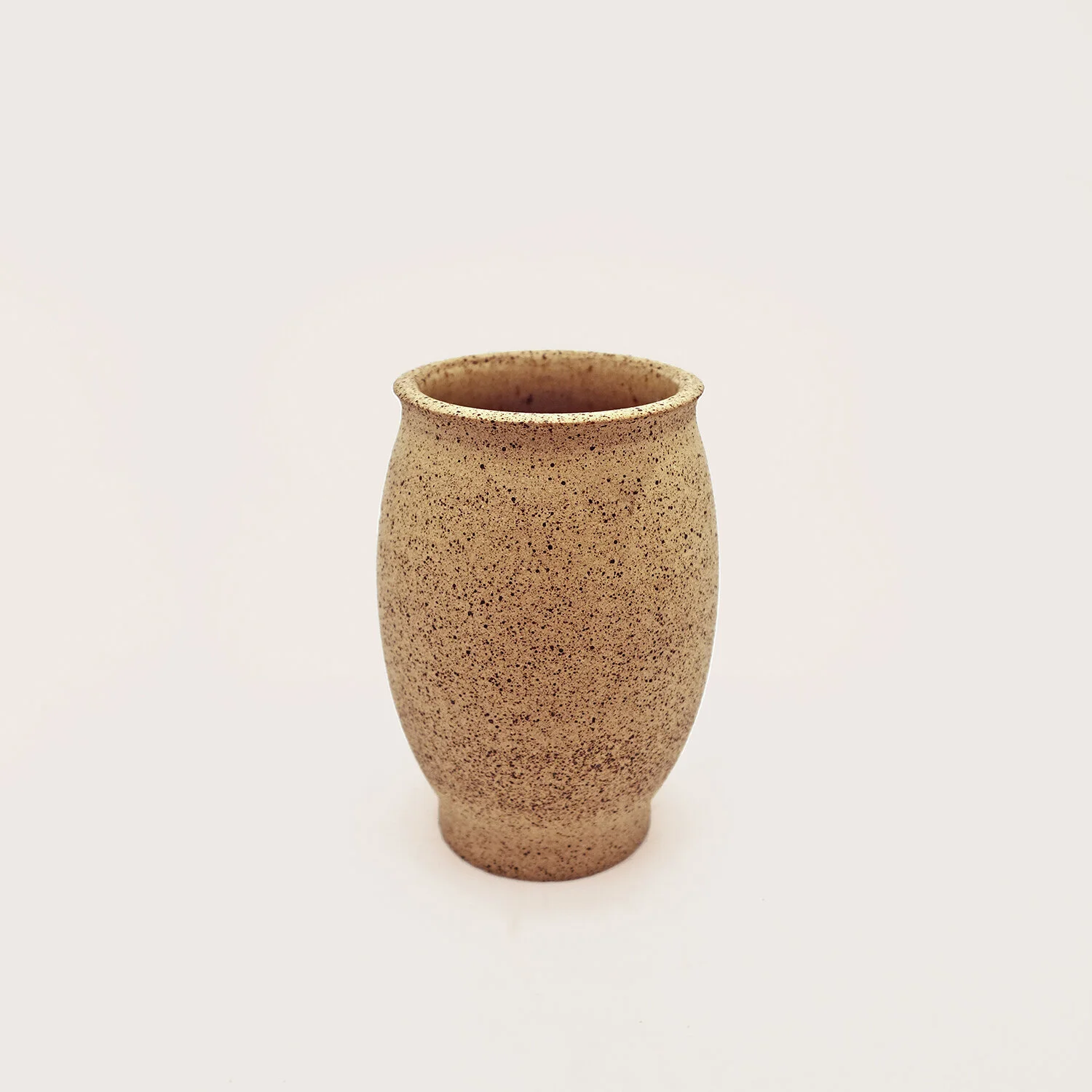 Ein beiger, speckled Keramikvasen mit ovaler Form.