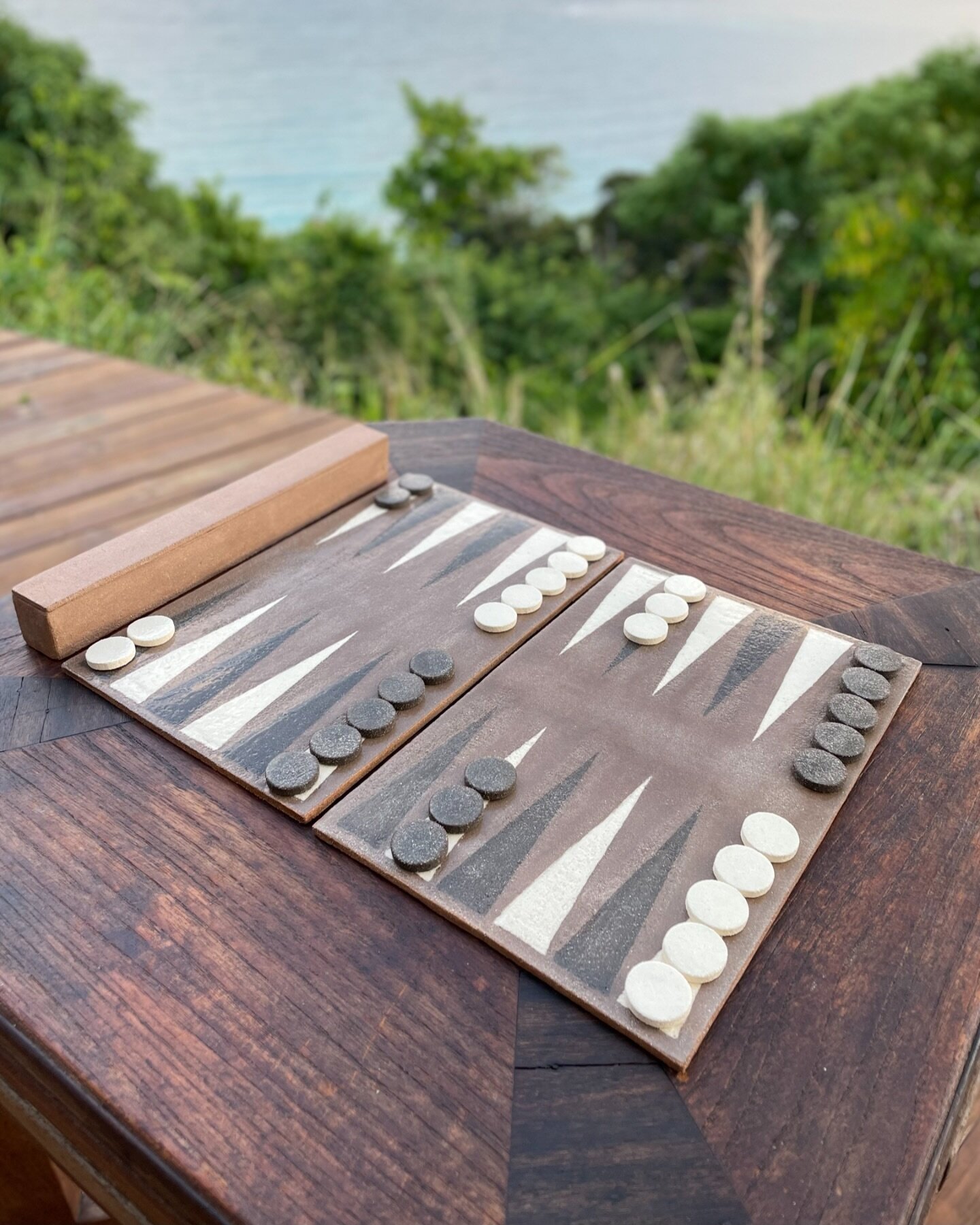 🎲 Pour No&euml;l, je voulais offrir quelque chose de vraiment sp&eacute;cial &agrave; mon beau-p&egrave;re. Il m&rsquo;a appris &agrave; jouer au backgammon quand j&rsquo;&eacute;tais enfant, et depuis, ce jeu a toujours eu une place sp&eacute;ciale