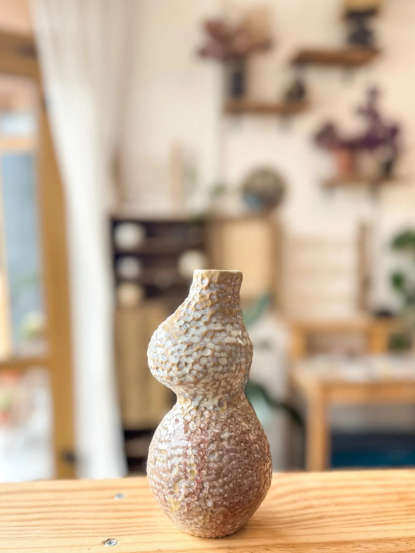 Ce vase de la collection Corail a &eacute;t&eacute; le seul &eacute;maill&eacute; avec mon &eacute;mail coton (les autres sont en blanc brillant).
Je viens de le vendre, mais je me dis que &ccedil;a pourrait &ecirc;tre sympa d&rsquo;en proposer d&rsq