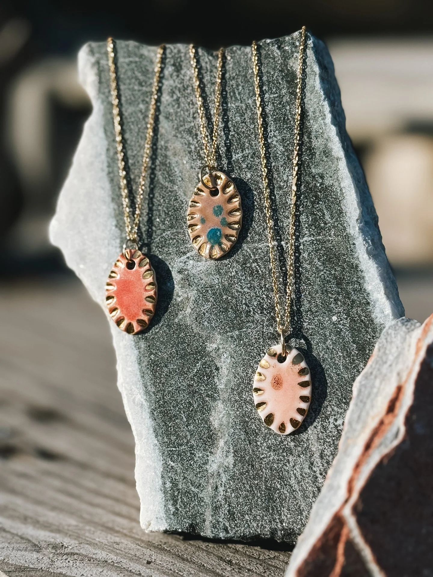 Quelques images des m&eacute;daillons sur cha&icirc;ne ✨
Je r&eacute;fl&eacute;chis &agrave; ouvrir un e-shop pour les proposer en ligne, histoire de pr&eacute;parer doucement la p&eacute;riode de No&euml;l 🎁

Des pi&egrave;ces simples, lumineuses, 