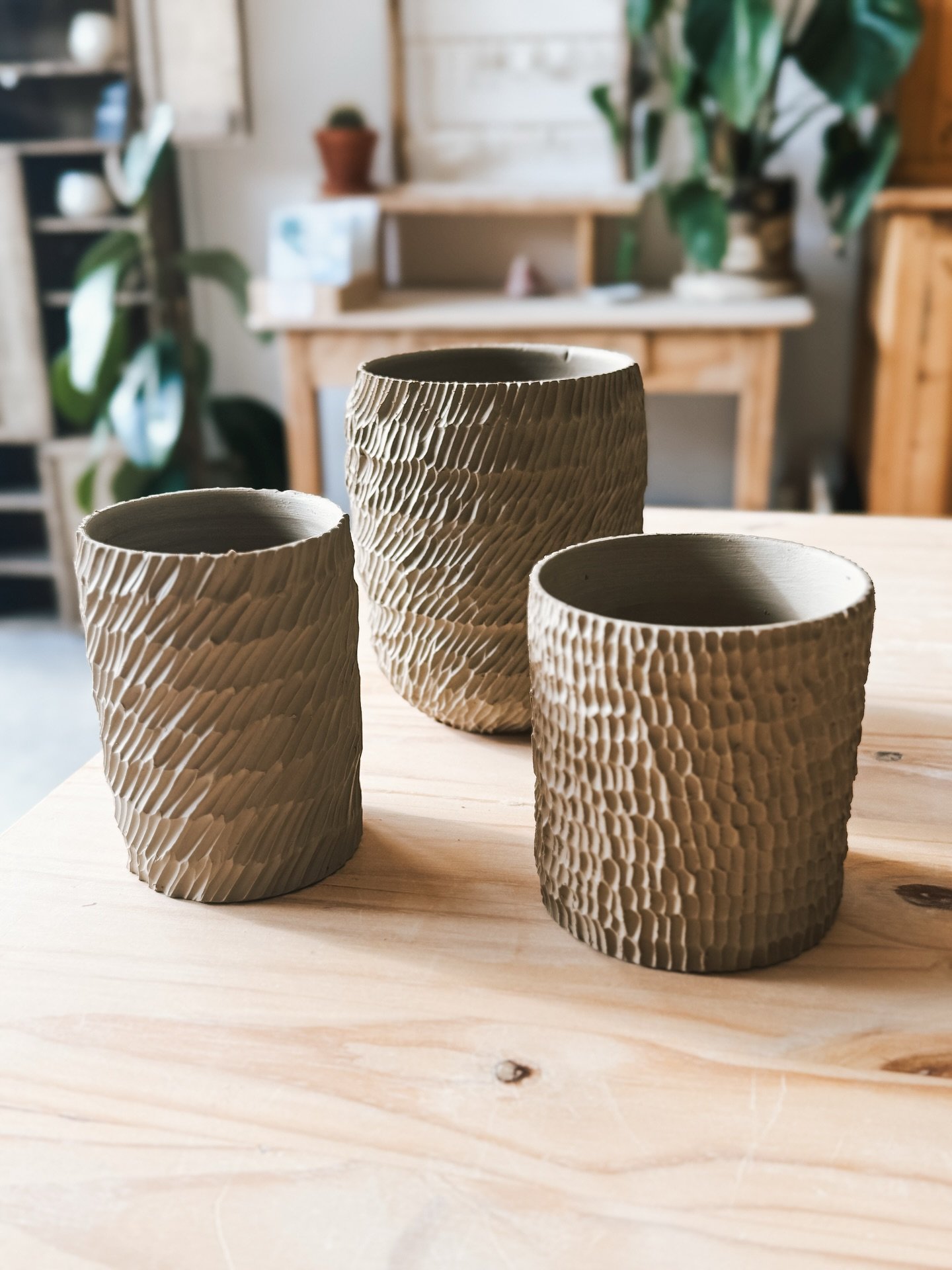 Trois nouveaux vases viennent compl&eacute;ter la collection Corail 🪸 
Je continue de produire en attendant de recevoir un petit four&hellip;
Pas vraiment pr&eacute;vu au programme, mais je n&rsquo;ai pas trop le choix si je veux pouvoir pr&eacute;p