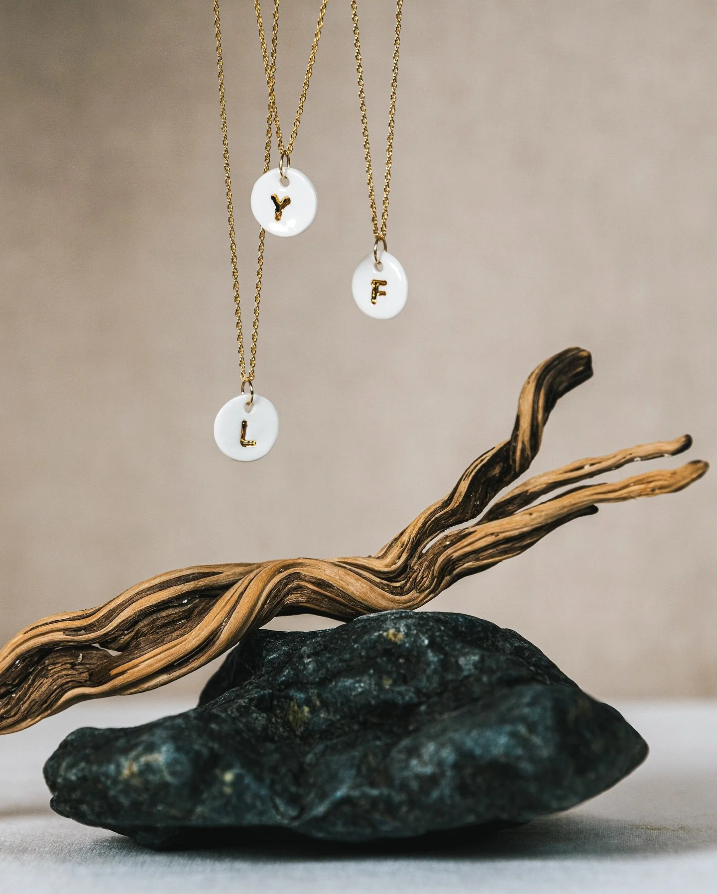 Quand mon four aura d&eacute;cid&eacute; de refaire &eacute;quipe avec moi 😅, les pendentifs alphabet seront enfin disponibles, en boutique et en ligne 🥹✨

En attendant, on admire la photo (merci @yves.daniel.photo ❤️), et on croise les doigts pour