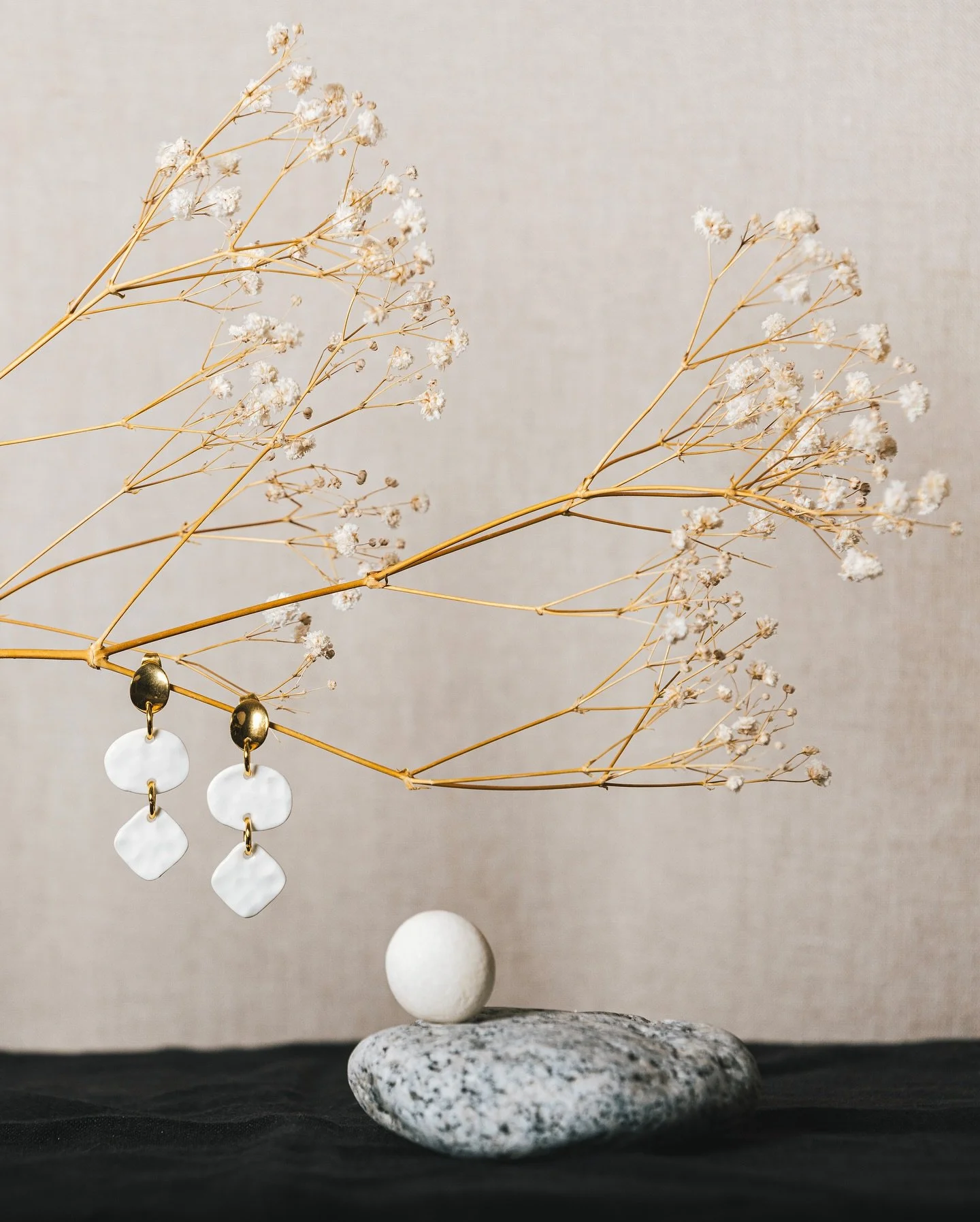 J&rsquo;essaie de rattraper au maximum mon retard suite &agrave; la panne du four&hellip;
Je travaille en parall&egrave;le sur un petit e-shop pour les bijoux, que j&rsquo;aimerais mettre en ligne rapidement, pour que vous puissiez pr&eacute;parer vo